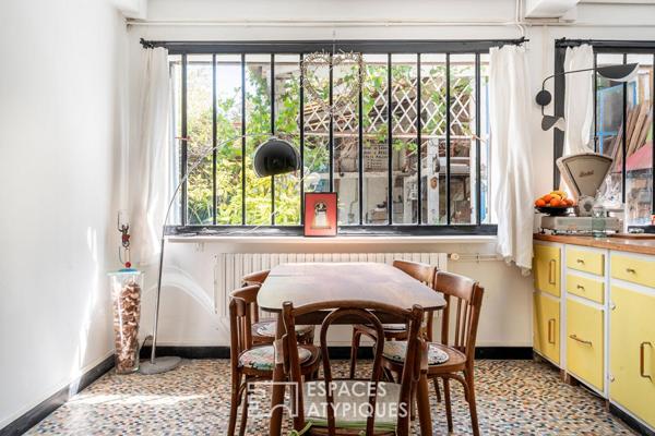 Maison avec dépendance et atelier autour d’un jardin arboré
