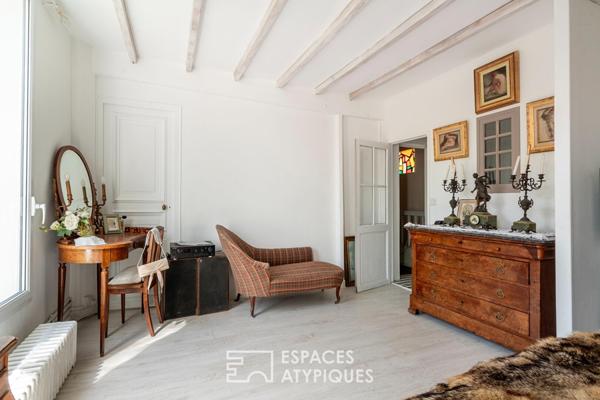 Maison avec dépendance et atelier autour d’un jardin arboré