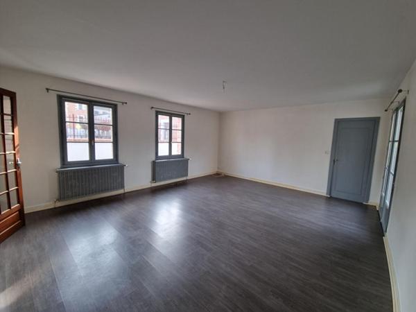 Maison de ville 2 chambres , 150 m des commerces