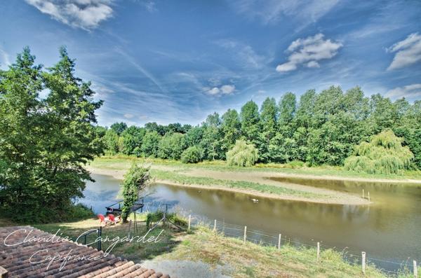 Propriété de charme en bord de rivière, avec activité de gîte Les HERBIERS (85)