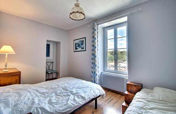 Propriété de charme en bord de rivière, avec activité de gîte Les HERBIERS (85)