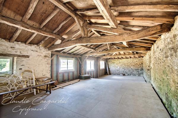 Propriété de charme en bord de rivière, avec activité de gîte Les HERBIERS (85)