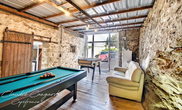 Propriété de charme en bord de rivière, avec activité de gîte Les HERBIERS (85)