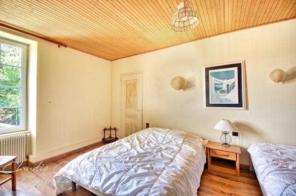 Propriété de charme en bord de rivière, avec activité de gîte Les HERBIERS (85)