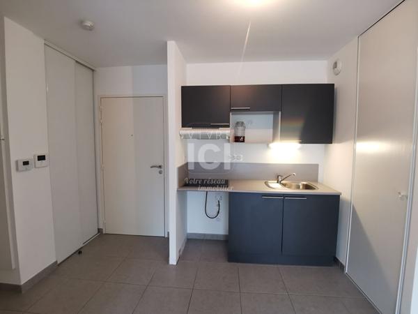 Appartement T2 de 43.13 m² avec balcon + stationnement - Centre ville TREILLIERES
