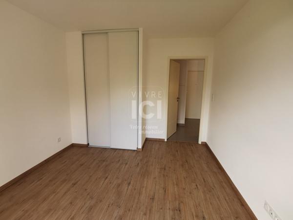 Appartement T2 de 43.13 m² avec balcon + stationnement - Centre ville TREILLIERES