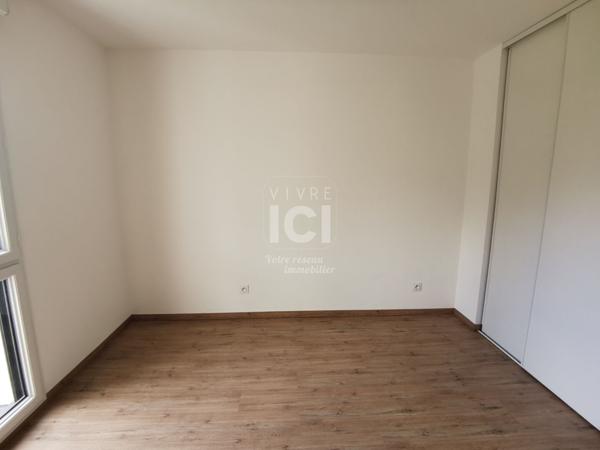 Appartement T2 de 43.13 m² avec balcon + stationnement - Centre ville TREILLIERES