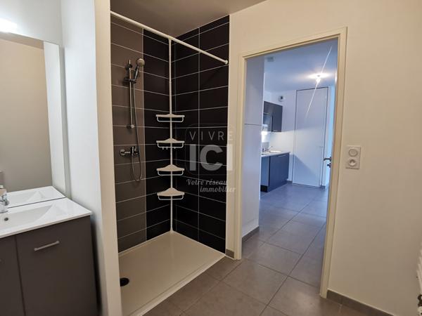 Appartement T2 de 43.13 m² avec balcon + stationnement - Centre ville TREILLIERES