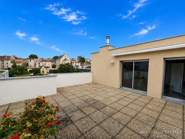 Poitiers proche du nouveau Palais de justice, T3 de 92 m² avec terrasses, parking, ascenseur et vue dégagée.