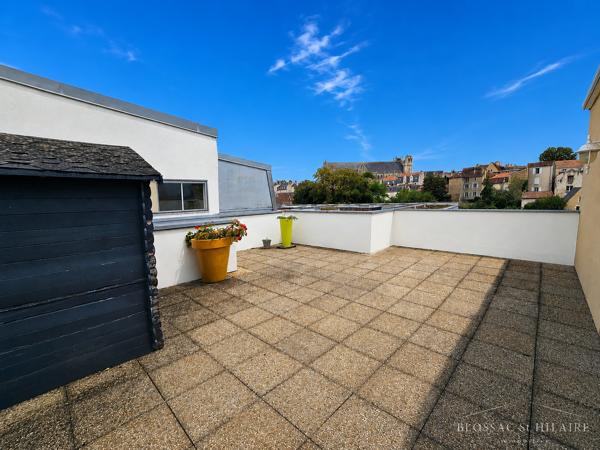 Poitiers proche du nouveau Palais de justice, T3 de 92 m² avec terrasses, parking, ascenseur et vue dégagée.
