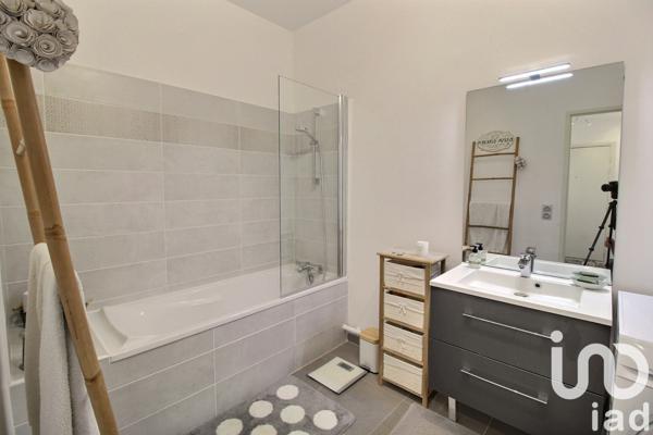 Appartement 3 pièces de 70 m² à Marseille (13008)