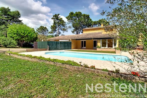 A VENDRE : Maison avec dépendances, piscine et grand terrain .