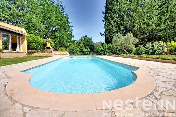 A VENDRE : Maison avec dépendances, piscine et grand terrain .