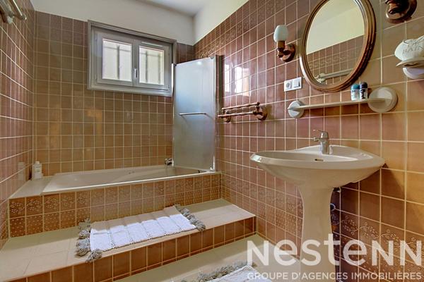 A VENDRE : Maison avec dépendances, piscine et grand terrain .