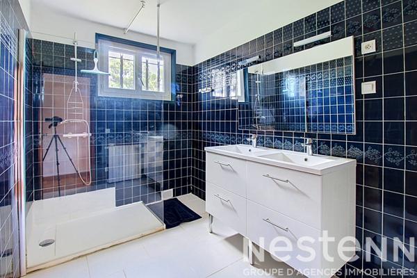 A VENDRE : Maison avec dépendances, piscine et grand terrain .