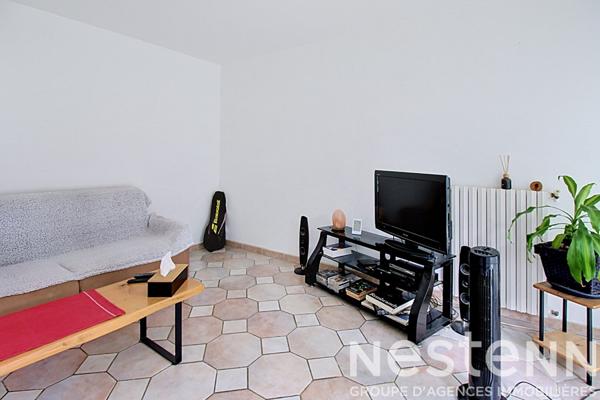 A VENDRE : Maison avec dépendances, piscine et grand terrain .