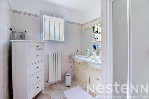 A VENDRE : Maison avec dépendances, piscine et grand terrain .