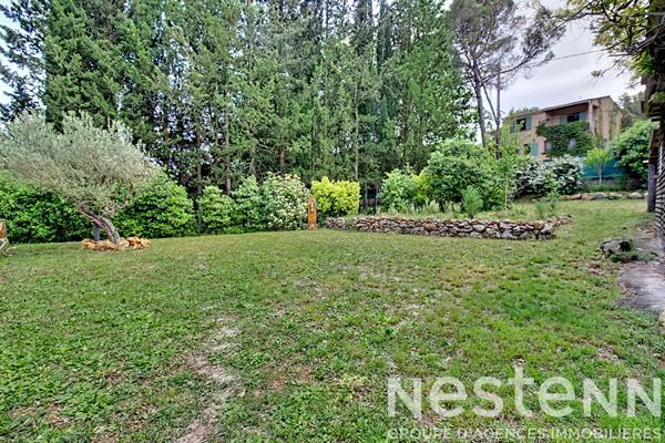 A VENDRE : Maison avec dépendances, piscine et grand terrain .