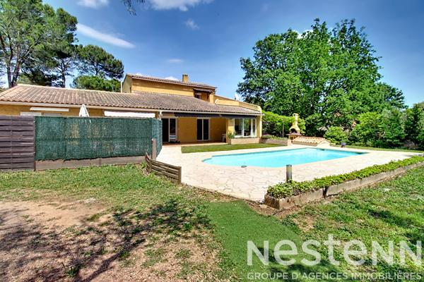 A VENDRE : Maison avec dépendances, piscine et grand terrain .