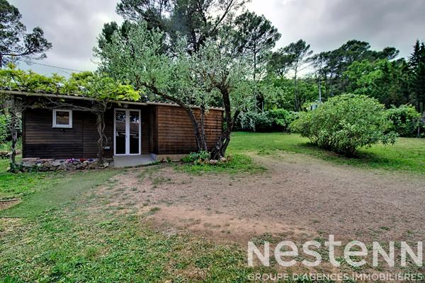 A VENDRE : Maison avec dépendances, piscine et grand terrain .