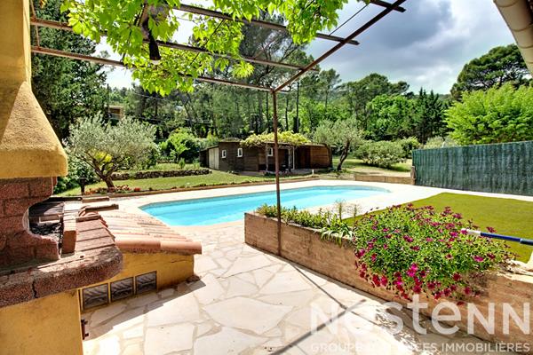 A VENDRE : Maison avec dépendances, piscine et grand terrain .