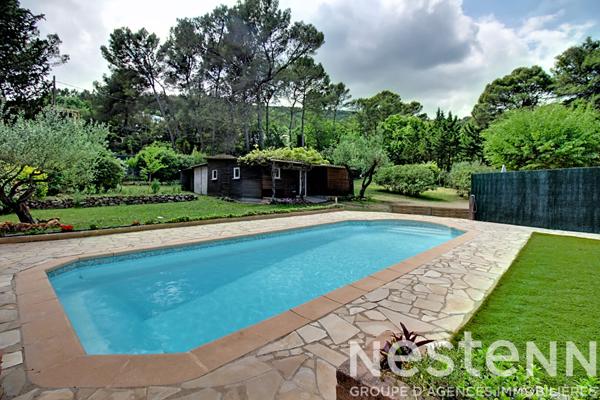 A VENDRE : Maison avec dépendances, piscine et grand terrain .