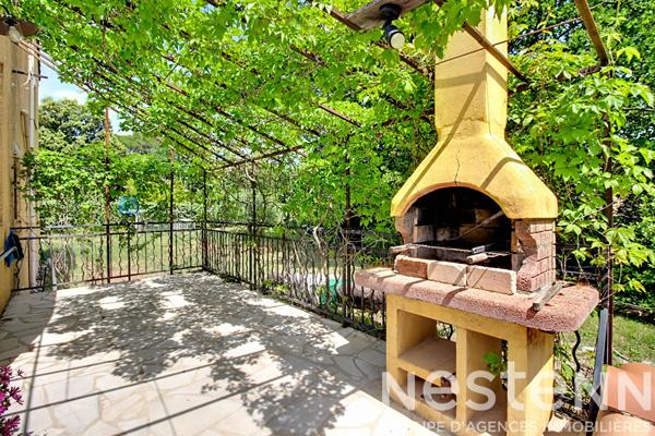A VENDRE : Maison avec dépendances, piscine et grand terrain .
