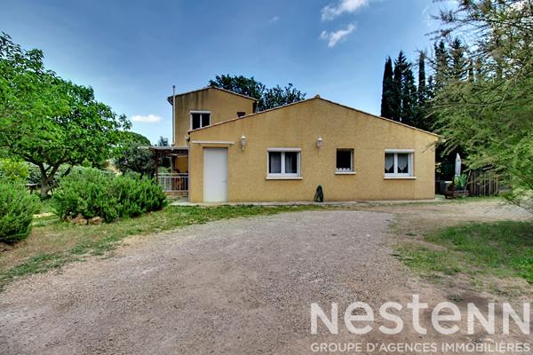 A VENDRE : Maison avec dépendances, piscine et grand terrain .