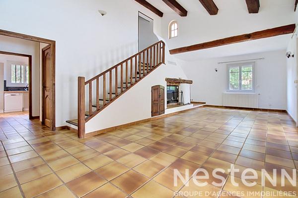 A VENDRE : Maison avec dépendances, piscine et grand terrain .