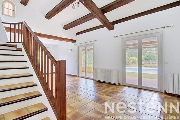 A VENDRE : Maison avec dépendances, piscine et grand terrain .