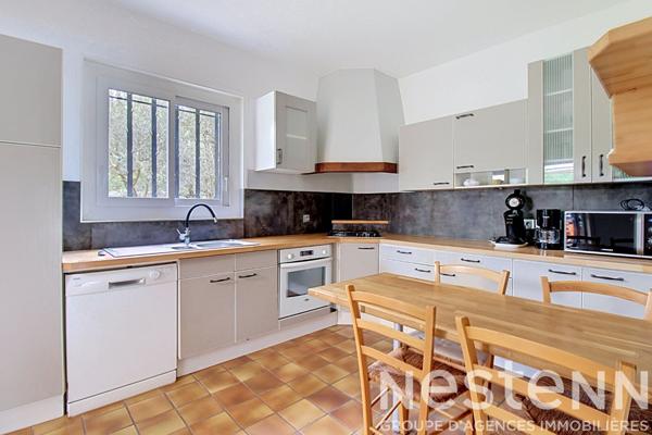 A VENDRE : Maison avec dépendances, piscine et grand terrain .