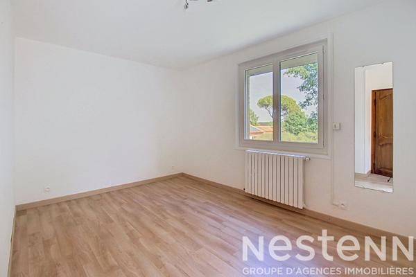 A VENDRE : Maison avec dépendances, piscine et grand terrain .
