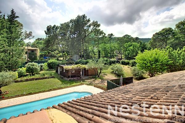 A VENDRE : Maison avec dépendances, piscine et grand terrain .