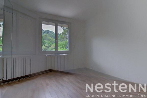 A VENDRE : Maison avec dépendances, piscine et grand terrain .