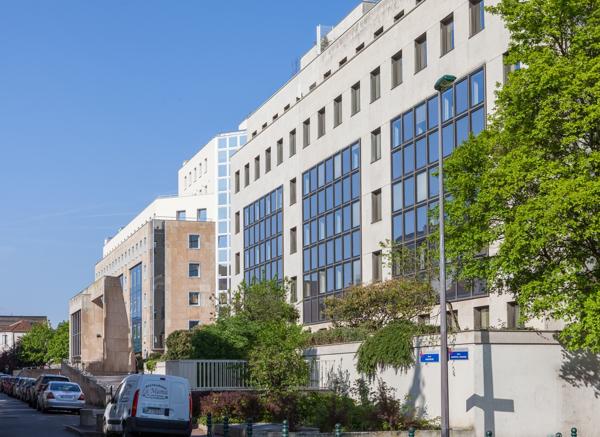 Bureaux à louer à Suresnes dans quartier dynamique avec terrasse privative