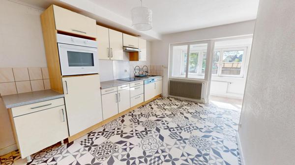 Appartement 4 pièces avec extérieurs, caves et stationnement – Ensisheim (68190)