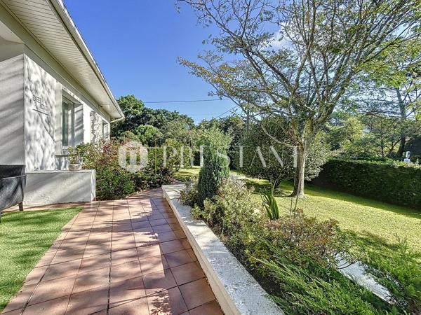 Chiberta emplacement recherché, grande parcelle paysagée et arborée avec maison et piscine, ANGLET
