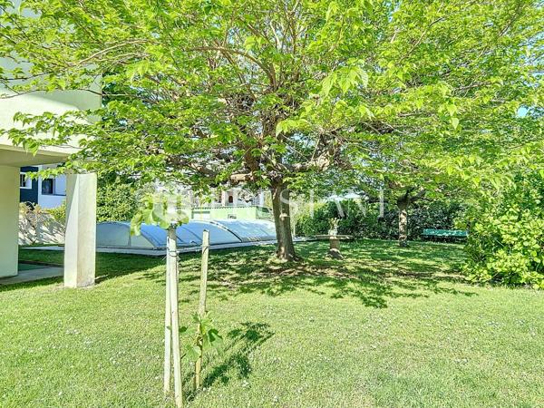 Chiberta emplacement recherché, grande parcelle paysagée et arborée avec maison et piscine, ANGLET