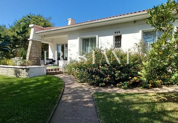 Chiberta emplacement recherché, grande parcelle paysagée et arborée avec maison et piscine, ANGLET