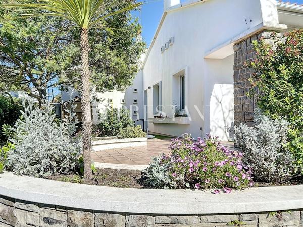 Chiberta emplacement recherché, grande parcelle paysagée et arborée avec maison et piscine, ANGLET