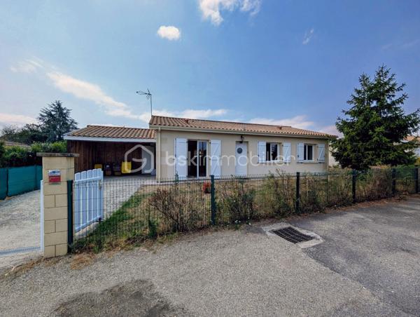 Charmante maison de 81 m² avec 3 chambres, jardin située à 8 min du centre Leclerc à Blaye

Située dans un quartier résidentiel calme à proximité immédiate du centre-ville de Saint Seurin de Cursac et à seulement 8 minutes de Blaye, cette maison très bien entretenue de 81 m² offre un cadre de vie idéal.

Dès l'entrée, vous découvrirez un agréable salon baigné de lumière, ouvrant sur une cuisine équipée avec son cellier/buanderie attenant. 

Côté nuit, la maison dispose de 3 chambres ainsi que d'une salle d'eau moderne avec un spacieux meuble incluant une vasque rectangulaire, sèche serviette. WC indépendant.

Côté prestations, tout est pensé pour le confort au quotidien : climatisation réversible (Classée DPE C pour une gestion maîtrisée de vos dépenses), fibre, système alarme, raccordement au Tout-à-l'égout (TAE). Chauffe-eau neuf.

À l'extérieur, vous profiterez d'un joli terrain arboré de 459 m² avec terrasse, d'un carport pour vos véhicules et d'un local de rangement bien utile pour les vélos et le matériel de jardinage.

Une opportunité clé en main à ne pas manquer !

St Seurin de Cursac : pharmacie, cabinet de soins, commerces, école primaire
Blaye à 8/10 minutes, citadelle, commerces, collège, lycée

N'hésitez pas à me contacter pour plus de renseignements ou pour planifier une visite.
