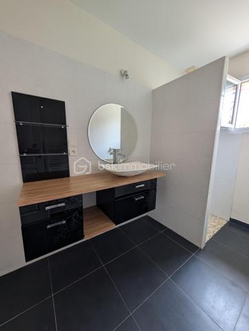 Charmante maison de 81 m² avec 3 chambres, jardin située à 8 min du centre Leclerc à Blaye

Située dans un quartier résidentiel calme à proximité immédiate du centre-ville de Saint Seurin de Cursac et à seulement 8 minutes de Blaye, cette maison très bien entretenue de 81 m² offre un cadre de vie idéal.

Dès l'entrée, vous découvrirez un agréable salon baigné de lumière, ouvrant sur une cuisine équipée avec son cellier/buanderie attenant. 

Côté nuit, la maison dispose de 3 chambres ainsi que d'une salle d'eau moderne avec un spacieux meuble incluant une vasque rectangulaire, sèche serviette. WC indépendant.

Côté prestations, tout est pensé pour le confort au quotidien : climatisation réversible (Classée DPE C pour une gestion maîtrisée de vos dépenses), fibre, système alarme, raccordement au Tout-à-l'égout (TAE). Chauffe-eau neuf.

À l'extérieur, vous profiterez d'un joli terrain arboré de 459 m² avec terrasse, d'un carport pour vos véhicules et d'un local de rangement bien utile pour les vélos et le matériel de jardinage.

Une opportunité clé en main à ne pas manquer !

St Seurin de Cursac : pharmacie, cabinet de soins, commerces, école primaire
Blaye à 8/10 minutes, citadelle, commerces, collège, lycée

N'hésitez pas à me contacter pour plus de renseignements ou pour planifier une visite.