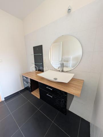 Charmante maison de 81 m² avec 3 chambres, jardin située à 8 min du centre Leclerc à Blaye

Située dans un quartier résidentiel calme à proximité immédiate du centre-ville de Saint Seurin de Cursac et à seulement 8 minutes de Blaye, cette maison très bien entretenue de 81 m² offre un cadre de vie idéal.

Dès l'entrée, vous découvrirez un agréable salon baigné de lumière, ouvrant sur une cuisine équipée avec son cellier/buanderie attenant. 

Côté nuit, la maison dispose de 3 chambres ainsi que d'une salle d'eau moderne avec un spacieux meuble incluant une vasque rectangulaire, sèche serviette. WC indépendant.

Côté prestations, tout est pensé pour le confort au quotidien : climatisation réversible (Classée DPE C pour une gestion maîtrisée de vos dépenses), fibre, système alarme, raccordement au Tout-à-l'égout (TAE). Chauffe-eau neuf.

À l'extérieur, vous profiterez d'un joli terrain arboré de 459 m² avec terrasse, d'un carport pour vos véhicules et d'un local de rangement bien utile pour les vélos et le matériel de jardinage.

Une opportunité clé en main à ne pas manquer !

St Seurin de Cursac : pharmacie, cabinet de soins, commerces, école primaire
Blaye à 8/10 minutes, citadelle, commerces, collège, lycée

N'hésitez pas à me contacter pour plus de renseignements ou pour planifier une visite.