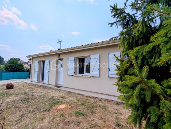 Charmante maison de 81 m² avec 3 chambres, jardin située à 8 min du centre Leclerc à Blaye

Située dans un quartier résidentiel calme à proximité immédiate du centre-ville de Saint Seurin de Cursac et à seulement 8 minutes de Blaye, cette maison très bien entretenue de 81 m² offre un cadre de vie idéal.

Dès l'entrée, vous découvrirez un agréable salon baigné de lumière, ouvrant sur une cuisine équipée avec son cellier/buanderie attenant. 

Côté nuit, la maison dispose de 3 chambres ainsi que d'une salle d'eau moderne avec un spacieux meuble incluant une vasque rectangulaire, sèche serviette. WC indépendant.

Côté prestations, tout est pensé pour le confort au quotidien : climatisation réversible (Classée DPE C pour une gestion maîtrisée de vos dépenses), fibre, système alarme, raccordement au Tout-à-l'égout (TAE). Chauffe-eau neuf.

À l'extérieur, vous profiterez d'un joli terrain arboré de 459 m² avec terrasse, d'un carport pour vos véhicules et d'un local de rangement bien utile pour les vélos et le matériel de jardinage.

Une opportunité clé en main à ne pas manquer !

St Seurin de Cursac : pharmacie, cabinet de soins, commerces, école primaire
Blaye à 8/10 minutes, citadelle, commerces, collège, lycée

N'hésitez pas à me contacter pour plus de renseignements ou pour planifier une visite.