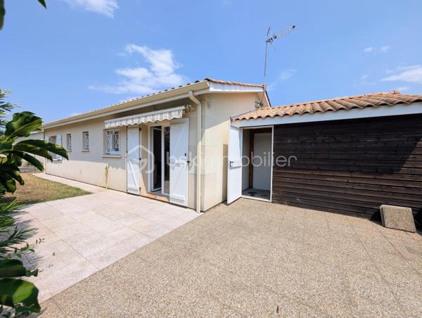 Charmante maison de 81 m² avec 3 chambres, jardin située à 8 min du centre Leclerc à Blaye

Située dans un quartier résidentiel calme à proximité immédiate du centre-ville de Saint Seurin de Cursac et à seulement 8 minutes de Blaye, cette maison très bien entretenue de 81 m² offre un cadre de vie idéal.

Dès l'entrée, vous découvrirez un agréable salon baigné de lumière, ouvrant sur une cuisine équipée avec son cellier/buanderie attenant. 

Côté nuit, la maison dispose de 3 chambres ainsi que d'une salle d'eau moderne avec un spacieux meuble incluant une vasque rectangulaire, sèche serviette. WC indépendant.

Côté prestations, tout est pensé pour le confort au quotidien : climatisation réversible (Classée DPE C pour une gestion maîtrisée de vos dépenses), fibre, système alarme, raccordement au Tout-à-l'égout (TAE). Chauffe-eau neuf.

À l'extérieur, vous profiterez d'un joli terrain arboré de 459 m² avec terrasse, d'un carport pour vos véhicules et d'un local de rangement bien utile pour les vélos et le matériel de jardinage.

Une opportunité clé en main à ne pas manquer !

St Seurin de Cursac : pharmacie, cabinet de soins, commerces, école primaire
Blaye à 8/10 minutes, citadelle, commerces, collège, lycée

N'hésitez pas à me contacter pour plus de renseignements ou pour planifier une visite.