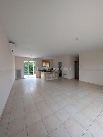 Charmante maison de 81 m² avec 3 chambres, jardin située à 8 min du centre Leclerc à Blaye

Située dans un quartier résidentiel calme à proximité immédiate du centre-ville de Saint Seurin de Cursac et à seulement 8 minutes de Blaye, cette maison très bien entretenue de 81 m² offre un cadre de vie idéal.

Dès l'entrée, vous découvrirez un agréable salon baigné de lumière, ouvrant sur une cuisine équipée avec son cellier/buanderie attenant. 

Côté nuit, la maison dispose de 3 chambres ainsi que d'une salle d'eau moderne avec un spacieux meuble incluant une vasque rectangulaire, sèche serviette. WC indépendant.

Côté prestations, tout est pensé pour le confort au quotidien : climatisation réversible (Classée DPE C pour une gestion maîtrisée de vos dépenses), fibre, système alarme, raccordement au Tout-à-l'égout (TAE). Chauffe-eau neuf.

À l'extérieur, vous profiterez d'un joli terrain arboré de 459 m² avec terrasse, d'un carport pour vos véhicules et d'un local de rangement bien utile pour les vélos et le matériel de jardinage.

Une opportunité clé en main à ne pas manquer !

St Seurin de Cursac : pharmacie, cabinet de soins, commerces, école primaire
Blaye à 8/10 minutes, citadelle, commerces, collège, lycée

N'hésitez pas à me contacter pour plus de renseignements ou pour planifier une visite.