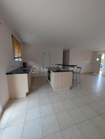 Charmante maison de 81 m² avec 3 chambres, jardin située à 8 min du centre Leclerc à Blaye

Située dans un quartier résidentiel calme à proximité immédiate du centre-ville de Saint Seurin de Cursac et à seulement 8 minutes de Blaye, cette maison très bien entretenue de 81 m² offre un cadre de vie idéal.

Dès l'entrée, vous découvrirez un agréable salon baigné de lumière, ouvrant sur une cuisine équipée avec son cellier/buanderie attenant. 

Côté nuit, la maison dispose de 3 chambres ainsi que d'une salle d'eau moderne avec un spacieux meuble incluant une vasque rectangulaire, sèche serviette. WC indépendant.

Côté prestations, tout est pensé pour le confort au quotidien : climatisation réversible (Classée DPE C pour une gestion maîtrisée de vos dépenses), fibre, système alarme, raccordement au Tout-à-l'égout (TAE). Chauffe-eau neuf.

À l'extérieur, vous profiterez d'un joli terrain arboré de 459 m² avec terrasse, d'un carport pour vos véhicules et d'un local de rangement bien utile pour les vélos et le matériel de jardinage.

Une opportunité clé en main à ne pas manquer !

St Seurin de Cursac : pharmacie, cabinet de soins, commerces, école primaire
Blaye à 8/10 minutes, citadelle, commerces, collège, lycée

N'hésitez pas à me contacter pour plus de renseignements ou pour planifier une visite.