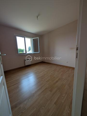 Charmante maison de 81 m² avec 3 chambres, jardin située à 8 min du centre Leclerc à Blaye

Située dans un quartier résidentiel calme à proximité immédiate du centre-ville de Saint Seurin de Cursac et à seulement 8 minutes de Blaye, cette maison très bien entretenue de 81 m² offre un cadre de vie idéal.

Dès l'entrée, vous découvrirez un agréable salon baigné de lumière, ouvrant sur une cuisine équipée avec son cellier/buanderie attenant. 

Côté nuit, la maison dispose de 3 chambres ainsi que d'une salle d'eau moderne avec un spacieux meuble incluant une vasque rectangulaire, sèche serviette. WC indépendant.

Côté prestations, tout est pensé pour le confort au quotidien : climatisation réversible (Classée DPE C pour une gestion maîtrisée de vos dépenses), fibre, système alarme, raccordement au Tout-à-l'égout (TAE). Chauffe-eau neuf.

À l'extérieur, vous profiterez d'un joli terrain arboré de 459 m² avec terrasse, d'un carport pour vos véhicules et d'un local de rangement bien utile pour les vélos et le matériel de jardinage.

Une opportunité clé en main à ne pas manquer !

St Seurin de Cursac : pharmacie, cabinet de soins, commerces, école primaire
Blaye à 8/10 minutes, citadelle, commerces, collège, lycée

N'hésitez pas à me contacter pour plus de renseignements ou pour planifier une visite.