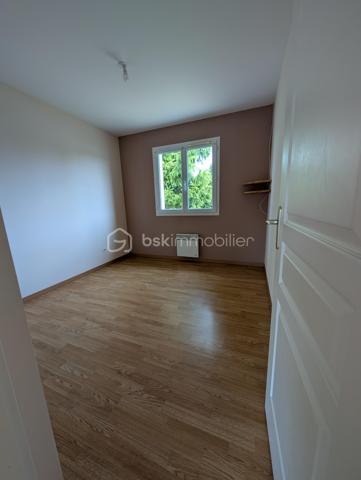 Charmante maison de 81 m² avec 3 chambres, jardin située à 8 min du centre Leclerc à Blaye

Située dans un quartier résidentiel calme à proximité immédiate du centre-ville de Saint Seurin de Cursac et à seulement 8 minutes de Blaye, cette maison très bien entretenue de 81 m² offre un cadre de vie idéal.

Dès l'entrée, vous découvrirez un agréable salon baigné de lumière, ouvrant sur une cuisine équipée avec son cellier/buanderie attenant. 

Côté nuit, la maison dispose de 3 chambres ainsi que d'une salle d'eau moderne avec un spacieux meuble incluant une vasque rectangulaire, sèche serviette. WC indépendant.

Côté prestations, tout est pensé pour le confort au quotidien : climatisation réversible (Classée DPE C pour une gestion maîtrisée de vos dépenses), fibre, système alarme, raccordement au Tout-à-l'égout (TAE). Chauffe-eau neuf.

À l'extérieur, vous profiterez d'un joli terrain arboré de 459 m² avec terrasse, d'un carport pour vos véhicules et d'un local de rangement bien utile pour les vélos et le matériel de jardinage.

Une opportunité clé en main à ne pas manquer !

St Seurin de Cursac : pharmacie, cabinet de soins, commerces, école primaire
Blaye à 8/10 minutes, citadelle, commerces, collège, lycée

N'hésitez pas à me contacter pour plus de renseignements ou pour planifier une visite.