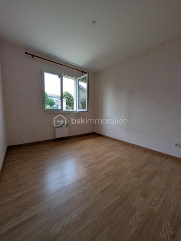 Charmante maison de 81 m² avec 3 chambres, jardin située à 8 min du centre Leclerc à Blaye

Située dans un quartier résidentiel calme à proximité immédiate du centre-ville de Saint Seurin de Cursac et à seulement 8 minutes de Blaye, cette maison très bien entretenue de 81 m² offre un cadre de vie idéal.

Dès l'entrée, vous découvrirez un agréable salon baigné de lumière, ouvrant sur une cuisine équipée avec son cellier/buanderie attenant. 

Côté nuit, la maison dispose de 3 chambres ainsi que d'une salle d'eau moderne avec un spacieux meuble incluant une vasque rectangulaire, sèche serviette. WC indépendant.

Côté prestations, tout est pensé pour le confort au quotidien : climatisation réversible (Classée DPE C pour une gestion maîtrisée de vos dépenses), fibre, système alarme, raccordement au Tout-à-l'égout (TAE). Chauffe-eau neuf.

À l'extérieur, vous profiterez d'un joli terrain arboré de 459 m² avec terrasse, d'un carport pour vos véhicules et d'un local de rangement bien utile pour les vélos et le matériel de jardinage.

Une opportunité clé en main à ne pas manquer !

St Seurin de Cursac : pharmacie, cabinet de soins, commerces, école primaire
Blaye à 8/10 minutes, citadelle, commerces, collège, lycée

N'hésitez pas à me contacter pour plus de renseignements ou pour planifier une visite.